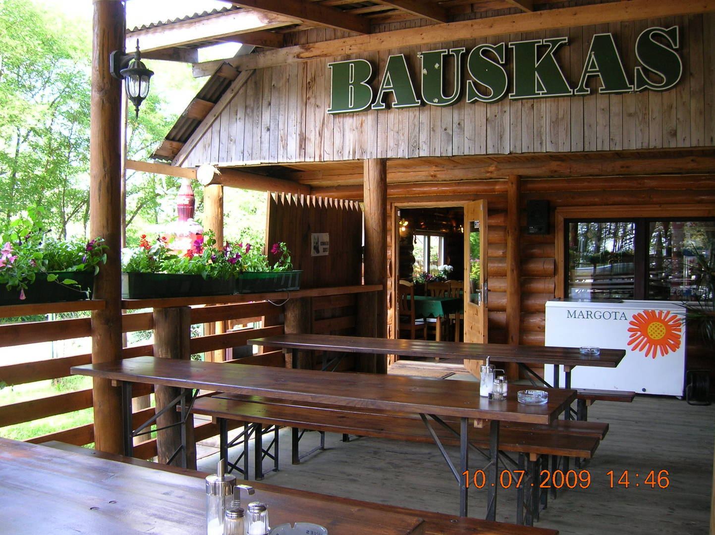 Galdi kafejnīcas terasē
